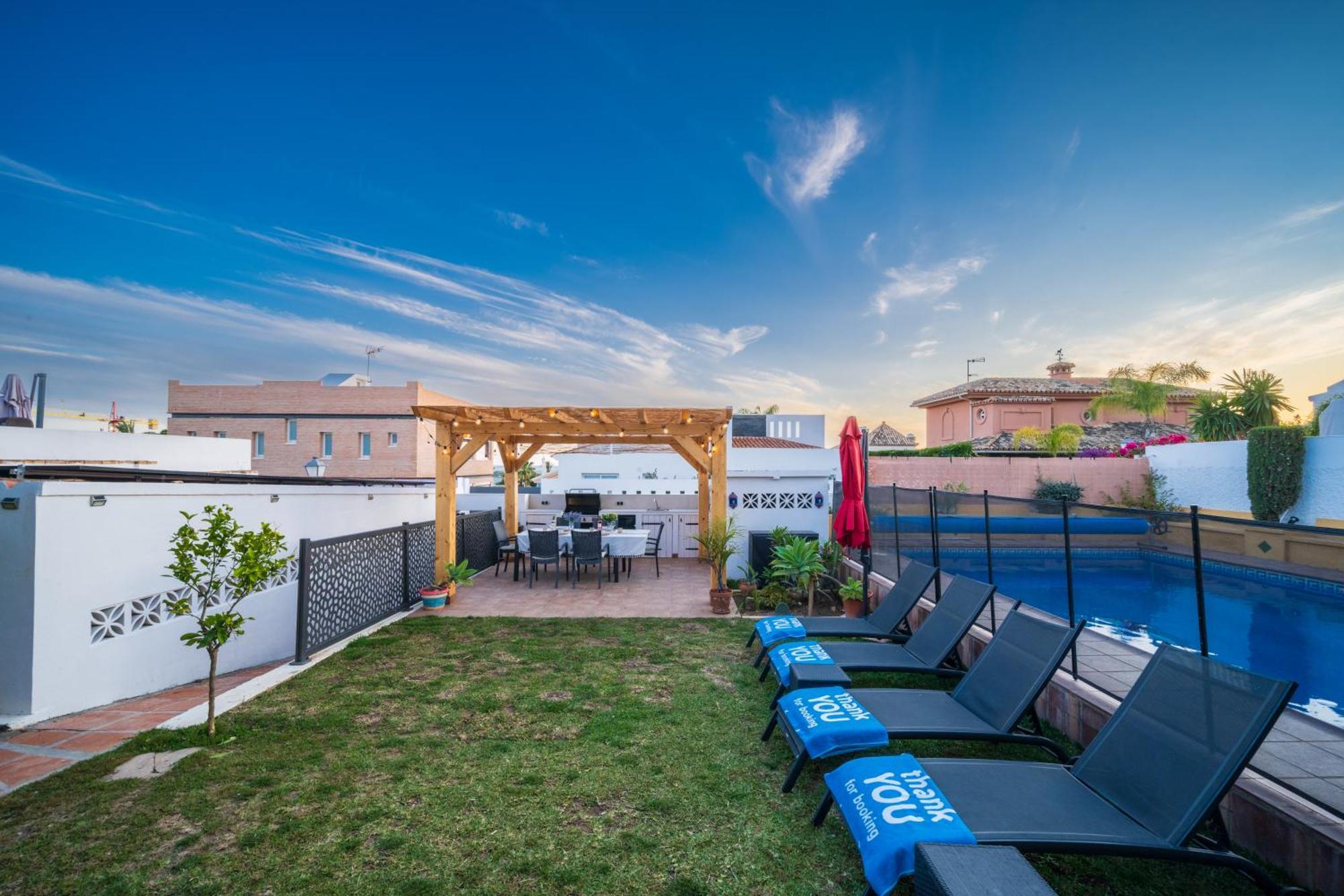 Typical Beach House Las Chapas Playa With Heated Pool Marbella Bagian luar foto